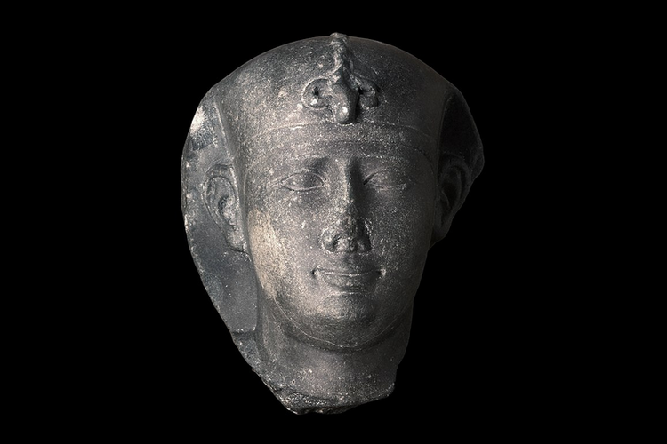 Kepala patung Nectanebo II yang disebut sebagai Firaun terakhir karena merupakan raja Mesir terakhir yang berasal dari keturunan pribumi Mesir Kuno.