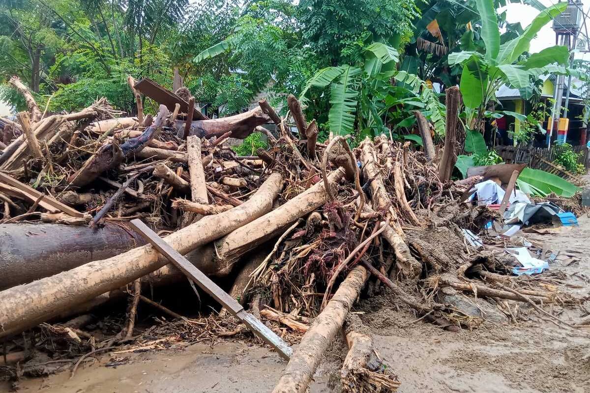 Kondisi material longsor saat kejadian di lorong 3 Wisata Hiu Paus. Saat ini sebagian material sudah ditangani warga, akses lorong 3 sampai saat ini masih tertutup.