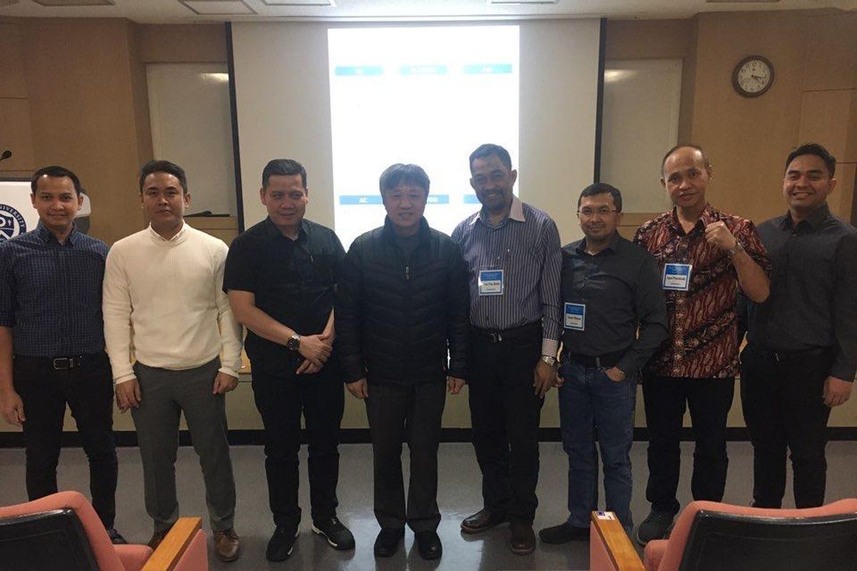 Perwakilan tenaga medis dari Indonesia berfoto bersama Prof. Ahn Jae-sung dalam Cadaver Hands-on Workshop yang diselenggarakan oleh Daewoong Foundation bersama dengan Gangnam Severance Hospital.