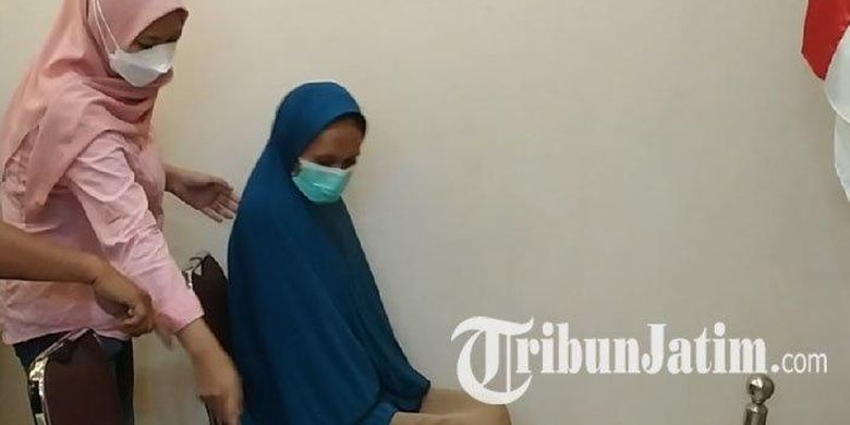 ES 926), ibu yang tega menganiaya bayinya hingga tewas dan membiarkannya membusuk di dalam rumah Jalan Siwalankerto Tengah, Siwalankerto, Wonocolo, Surabaya, juga sering menganiaya orang tuanya, Minggu (26/6/2022).