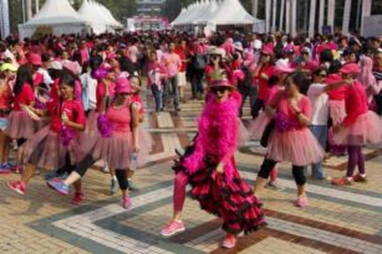 Gaya para peserta saat meramaikan acara Jakarta Goes Pink dengan berjalan kaki di Plaza Selatan Senayan, Jakarta, Minggu (4/10/2015). Kegiatan yang diikuti ribuan orang ini merupakan rangkaian acara menyambut Breast Cancer Awareness Campaign Month.