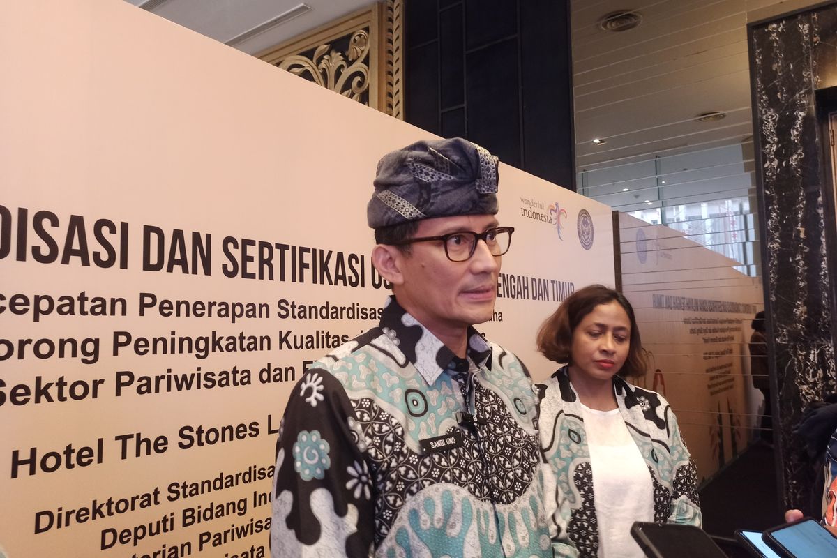 Menteri Pariwisata dan Ekonomi Kreatif (Menparekraf) Sandiaga Uno usai membuka rapat koordinasi standarisasi dan sertifikasi usaha sektor pariwisata di Kuta, Badung, Bali, pada Selasa (21/5/2024). Kompas.com/ Yohanes Valdi Seriang Ginta
