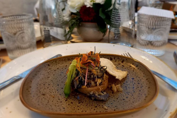 Menu di Pracimasana: Urap Pitik Linting terdiri dari ayam filet dengan urap sayur.