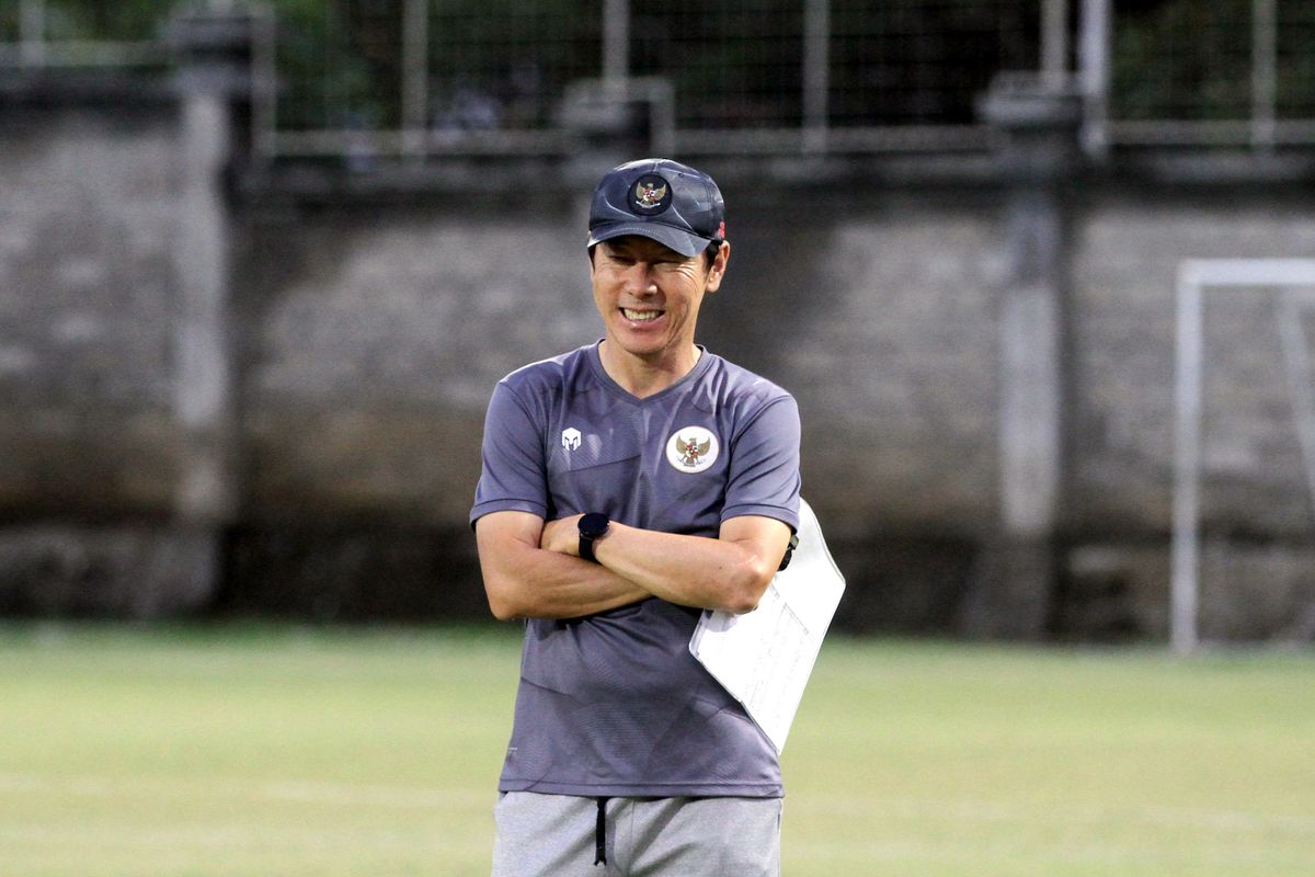Pelatih Timnas Indonesia Shin Tae-yong saat memimpin latihan persiapan ujicoba FIFA Matchday di Stadion Gelora Trisakti Kuta, Bali, Jumat (21/1/2022) sore. 