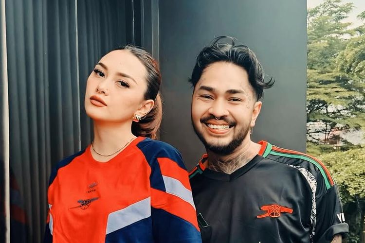 Artis dan musisi Onadio Leonardo atau Onad dan istrinya, Beby Prisillia. 