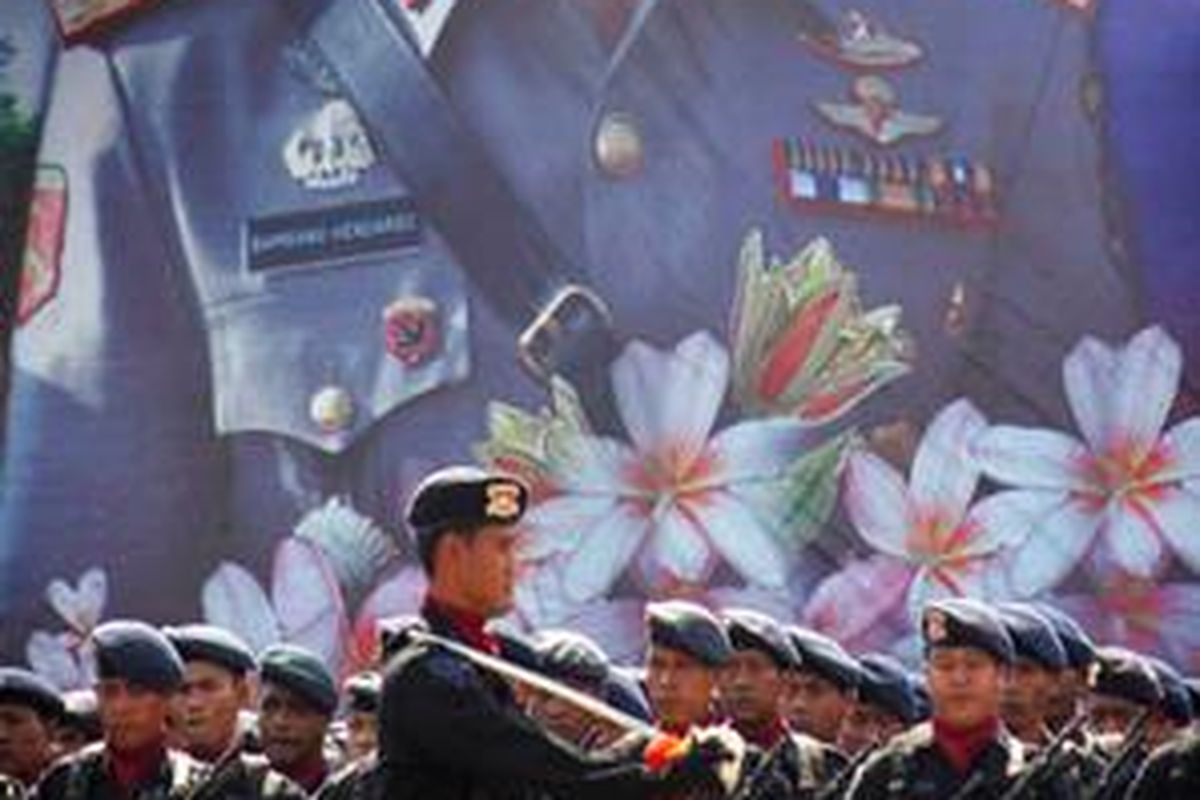 Pasukan Brimob mengikuti uparaca serah terima Kapolri.