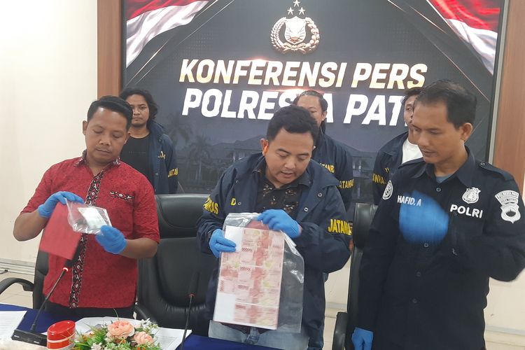 Empat Tahun Edarkan Uang Palsu, Pria di Pati Ditangkap Saat Pasang Judi Dadu di Arena Ketoprak