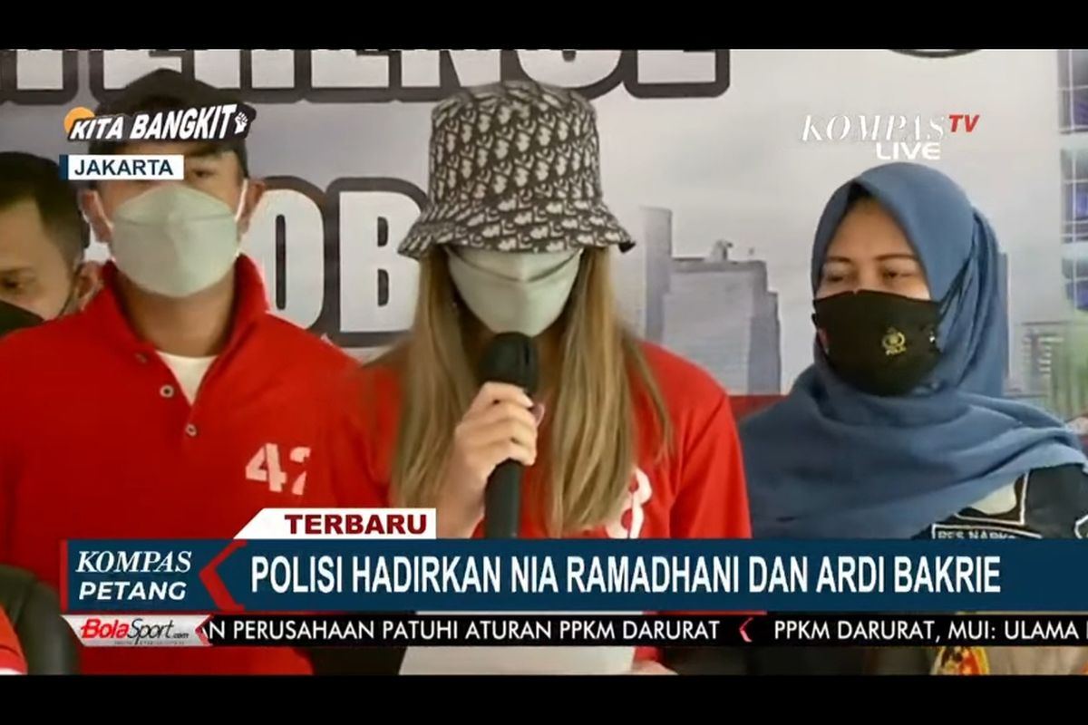 Nia Ramadhani dan Ardi Bakrie dalam konferensi pers kasus narkoba.