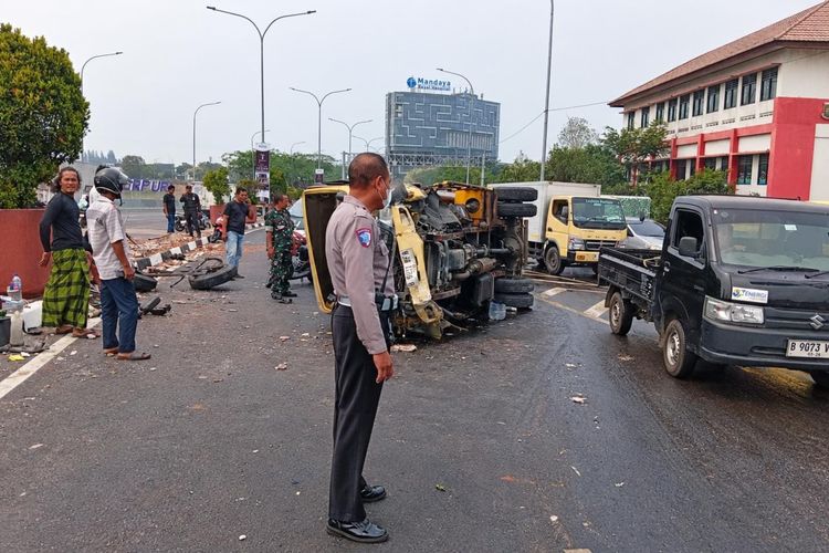 Truk Tangki Terguling Usai Tabrak Tiang Listrik Taman di Metland Puri Tangerang