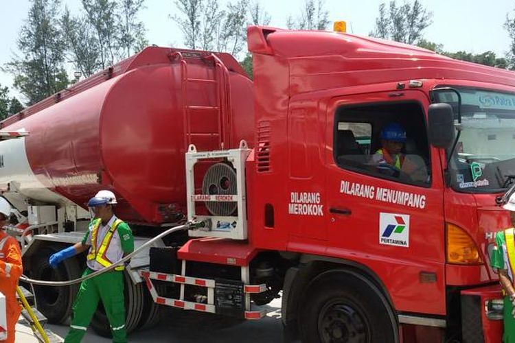 Truk pengangkut premium seberat 8.000 liter tengah mengisi LNG di terminal BBM di Kilang Pertamina Balikpapan.