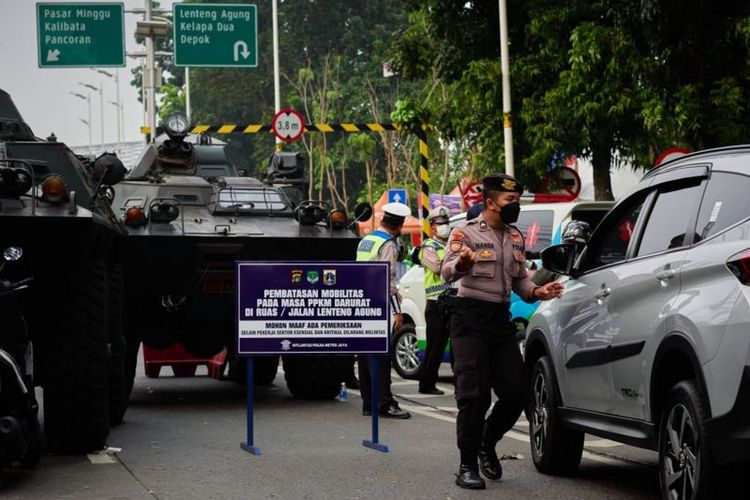Polisi memeriksa kendaraan yang akan masuk ke Jakarta di tengah masa PPKM Darurat.