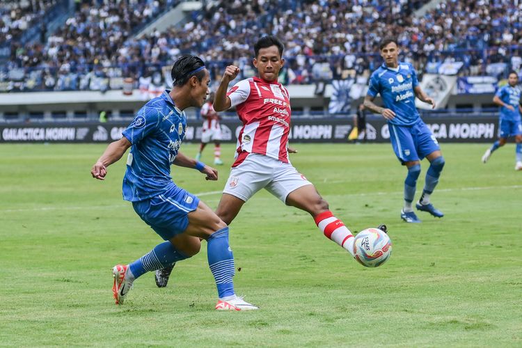 Aksi Henhen Herdiana wing back Persib Bandung saat melepas umpan dalam pertandingan Persib vs Persis dalam laga pekan ke-23 Liga 1 2023-2024, Minggu (4/2/2024) di Gelora Bandung Lautan Api (GBLA). 