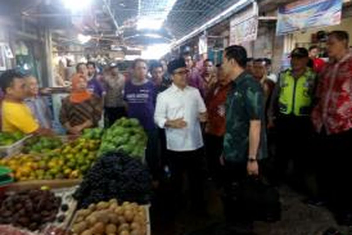 Menteri Perdagangan Thomas Trikasih Lembong dan Bupati Banyuwangi  Abdullah Azwar Anas saat berkunjung Pasar Blambangan Sabtu (10/10)