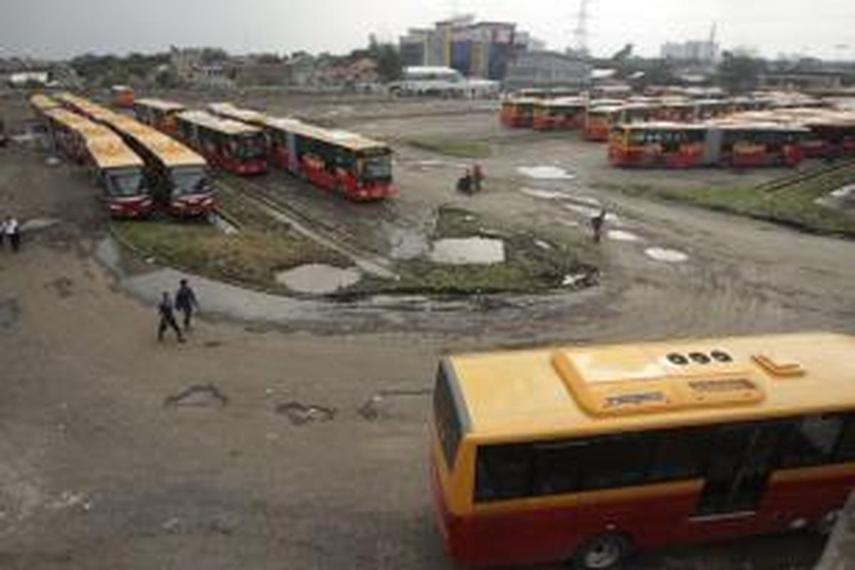 Bus-bus baru transjakarta yang berada di UP Transjakarta Cawang, Jakarta Timur, Senin (10/2/2014). Sejumlah bus transjakarta yang baru dibeli Pemprov DKI dari China ditemukan dalam kondisi tidak laik. Sebanyak 5 bus transjakarta gandeng dan 10 bus kota terintegrasi busway (BKTB) mengalami kerusakan pada sejumlah komponen.