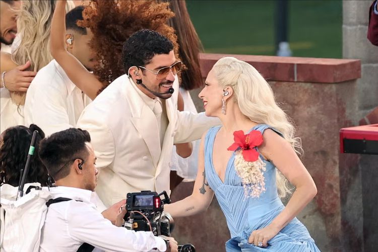 Penyanyi Lady Gaga saat tampil bersama Bad Bunny, dengan membawakan versi salsa dari lagu Die With a Smile, dalam Super Bowl LX Half Time Show di Levi's Stadium, Santa Clara, California, Amerika Serikat (AS), Minggu (8/2/2026).