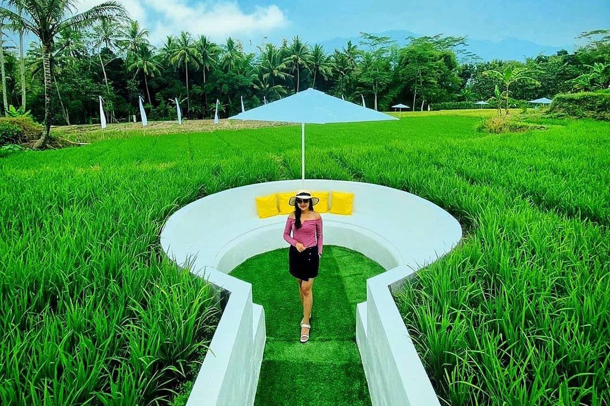 Salah satu spot foto berlatar belakang hamparan sawah yang hijau di Svargabumi Borobudur