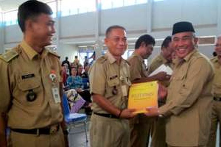 Walikota Depok Mohammad Idris memberikan layanan Kependudukan dalam One Hour dan One Day Services.  Dok. Pemkot Depok 