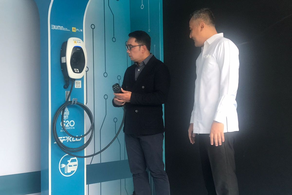 Gubernur Jawa Barat Ridwan Kamil mengecek SPKLU. Per 27 Oktober 2022, jumlah SPKLU di Jabar bertambah 104 titik. 