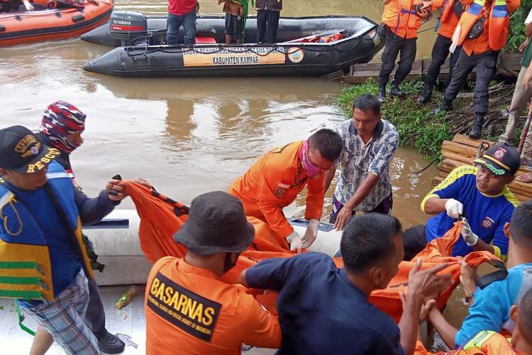 Tim SAR mengevakuasi salah satu korban tenggelam di Sungai Kampar yang ditemukan di Desa Muara Takus, Kecamatan XIII Koto Kampar, Kabupaten Kampar, Riau, Jumat (14/5/2021).