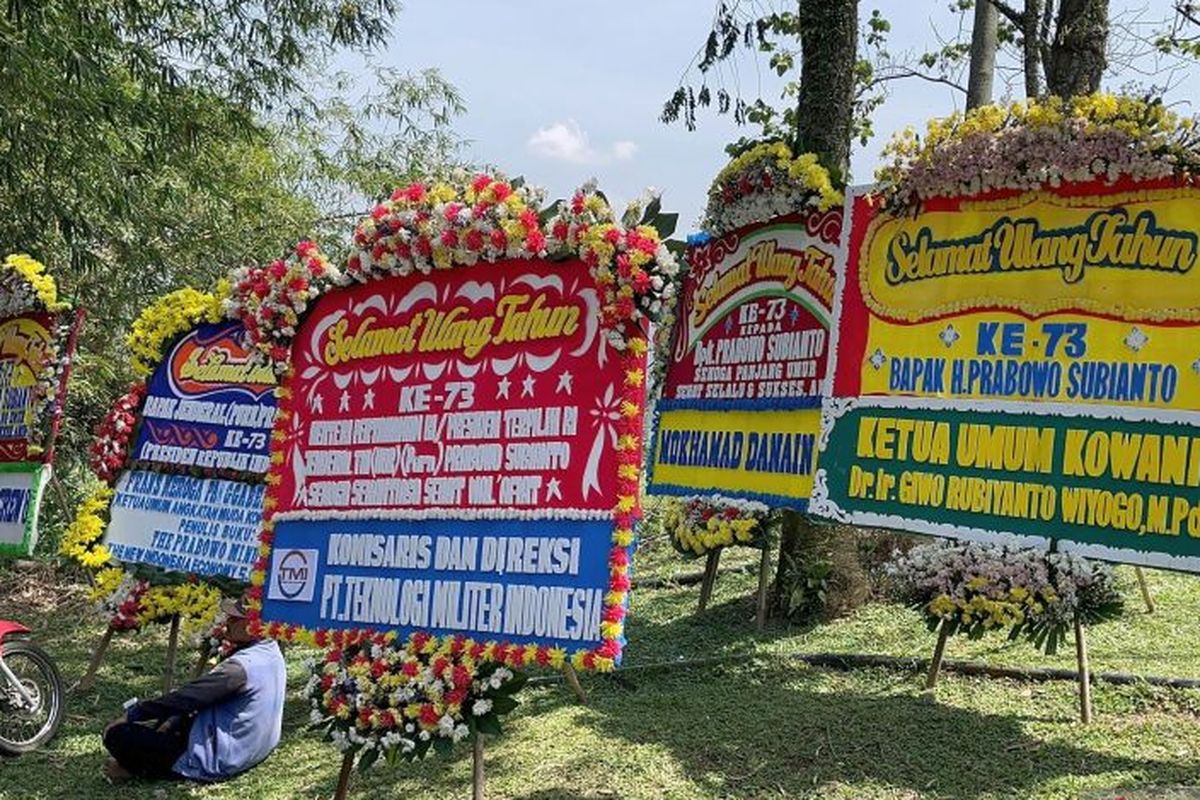 Sejumlah karangan bunga ucapan HUT Ke-73 menghiasi kediaman Presiden Terpilih Prabowo Subianto di Hambalang, Kabupaten Bogor, Jawa Barat, Kamis (17/10/2024). 