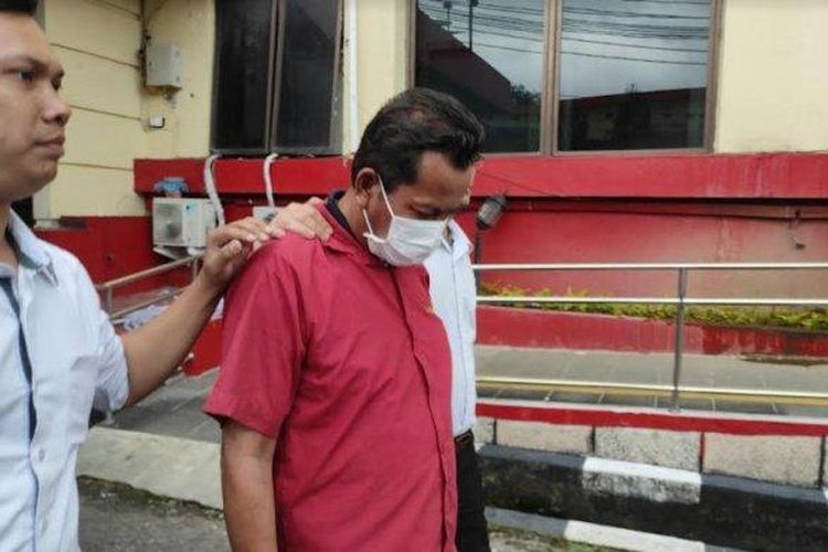komisioner KPU Padangsidimpuan Parlagutan Harahap (bermasker) yang ditangkap polisi karena memeras seorang calon anggota legislatif di Kota Padangsidimpuan, Sumut.
