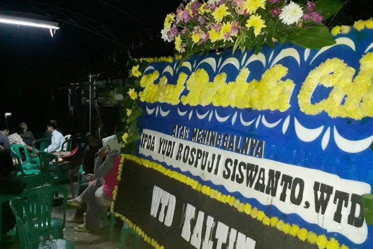 Karangan bunga duka cita terpasang di kediaman almarhum Ipda Yudi Rospuji Siswanto (41), salah satu anggota polisi yang tewas dalam insiden keributan di Mako Brimob Kepala Dua, Rabu (9/5/2018). 