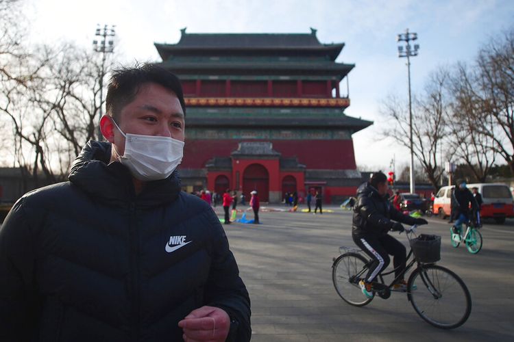 Jia Pei, 30, berbicara dalam sebuah wawancara tentang kualitas udara di sebelah Menara Genderang di Beijing pada Senin, 7 Februari 2021. 