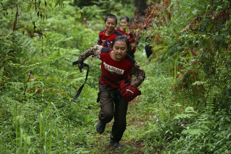 Sebanyak 109 atlet bulutangkis yang berusia di bawah 15 tahun dari akademi PB Djarum mengikuti kegiatan Outbound PB Djarum 2018 di Cikole Bandung, Jawa Barat, Senin (26/02/2018). Bakti Olahraga Djarum Foundation mengadakan acara ini untuk membangun karakter, mental dan fisik para atlet muda yang berada di akademi PB Djarum.