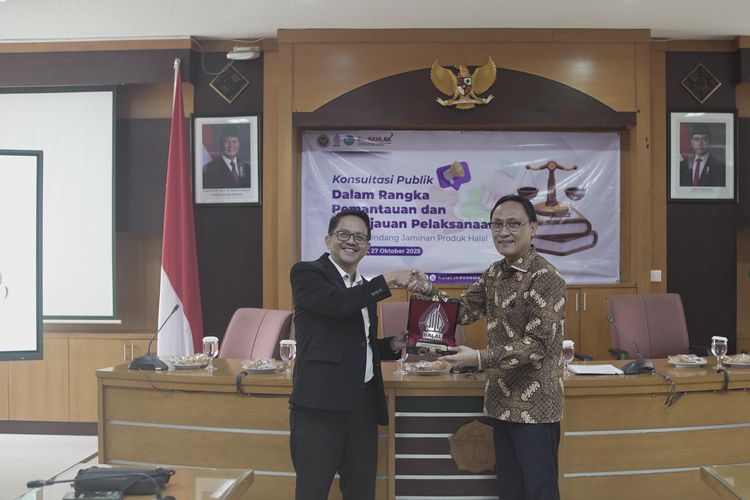 Sekretaris Utama BPJPH, Muhammad Aqil Irham bersalaman dengan Rektor Universitas Islam Negeri (UIN) Sunan Kalijaga Noorhaidi Hasan dalam rangkaian Konsultasi Publik untuk Pemantauan dan Peninjauan atas pelaksanaan Undang-Undang Jaminan Produk Halal (UU JPH) di Gedung Rektorat Universitas Islam Negeri Sunan Kalijaga, Yogyakarta, Senin (27/10/2025).
