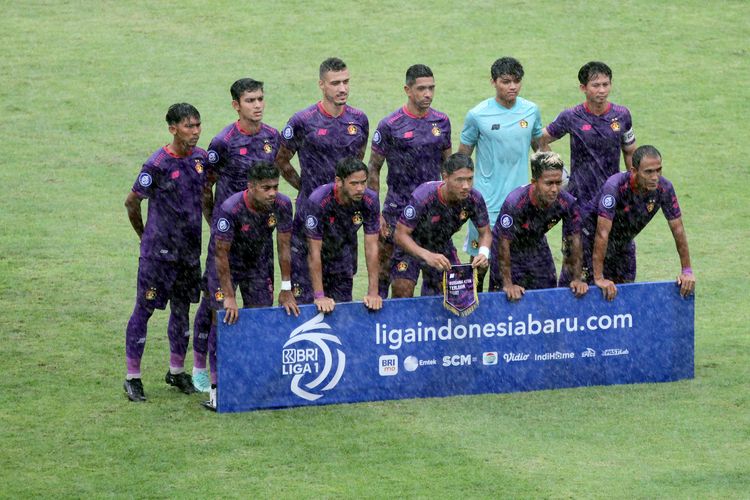 Pemain Persik Kediri dalam guyuran hujan deras bersiap pada pertandingan pekan 23 Liga 1 2021-2022 melawan PSIS Semarang yang berakhir dengan skor 0-0 di Stadion Kapten I Wayan Dipta Gianyar, Minggu (6/2/2022) sore. 