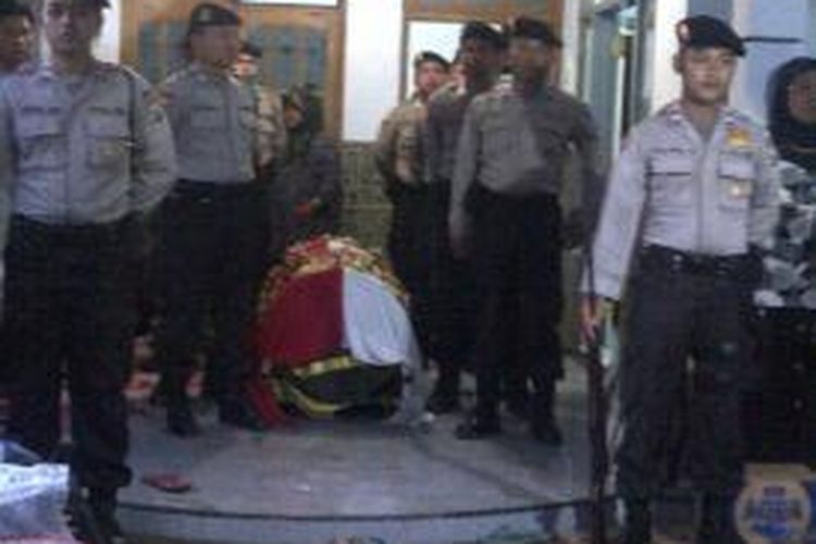 Prosesi pemakaman polisi meninggal di Kabupaten Malang, Jawa Timur, saat mengawal surat suara menuju Tempat Pemungutan Suara (TPS) di desa Sempol.Selasa (4/8/2014).