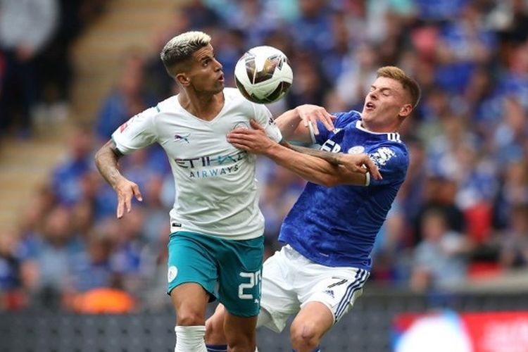 Joao Cancelo (kiri) berebut bola dengan Harvey Barnes (kanan) pada laga Communty Shield yang mempertemukan Leicester City vs Man City di Stadion Wembley, Sabtu (7/8/2021) malam WIB.