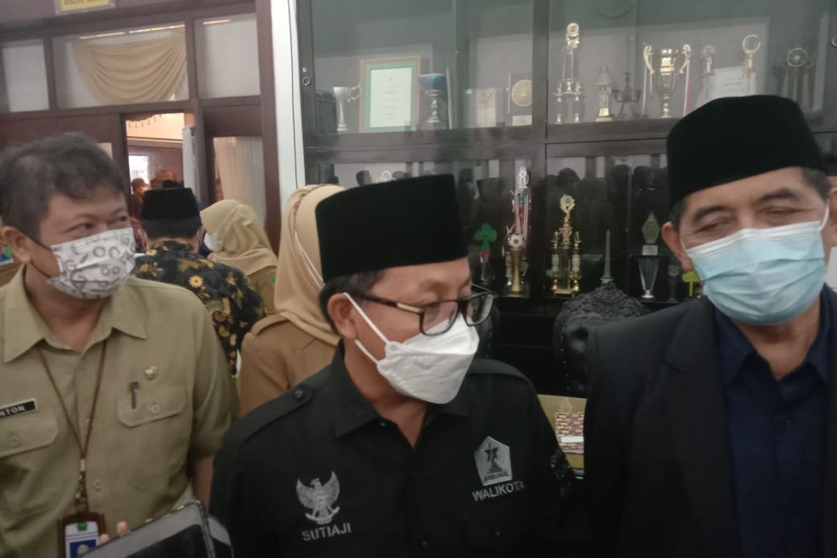 Wali Kota Malang, Sutiaji saat diwawancarai oleh awak media di Balai Kota Malang pada Senin (20/6/2022).