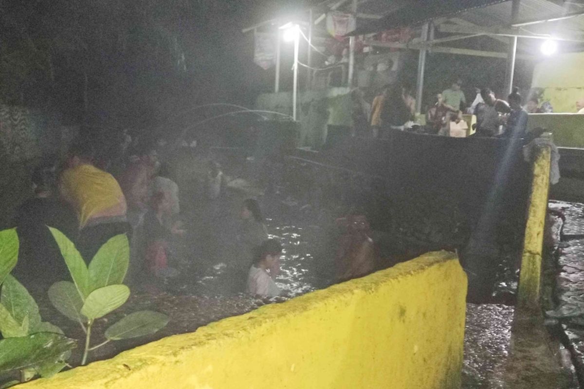 Kolam pemandian air panas saat malam di Desa Tulehu