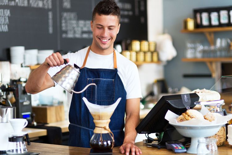 Ilustrasi membuat kopi dengan pour over chemex