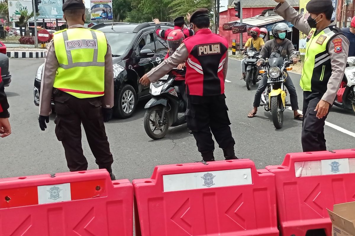 Kepolisian Resor Magetan melakukan penyekatan jalan ring road menuju destinasi wisata Telaga Sarangan. Warga yang bukan dari Magetan diminta putar balik.