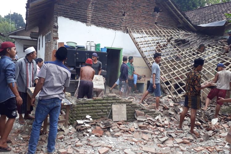 Dapur warga Desa Kemuning Lor Kecamatan Arjasa yang roboh karena gempa yang terjadi pada Sabtu (10/4/2021)