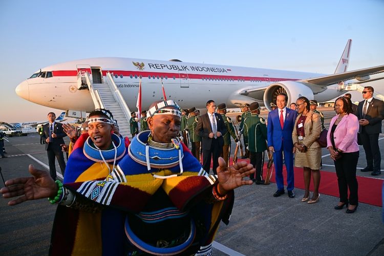Presiden Joko Widodo saat baru saja tiba di Bandar Udara Internasional O.R. Tambo, Johannesburg, Republik Afrika Selatan setelah menempuh perjalanan dari Mozambik pada Rabu (23/8/2023).