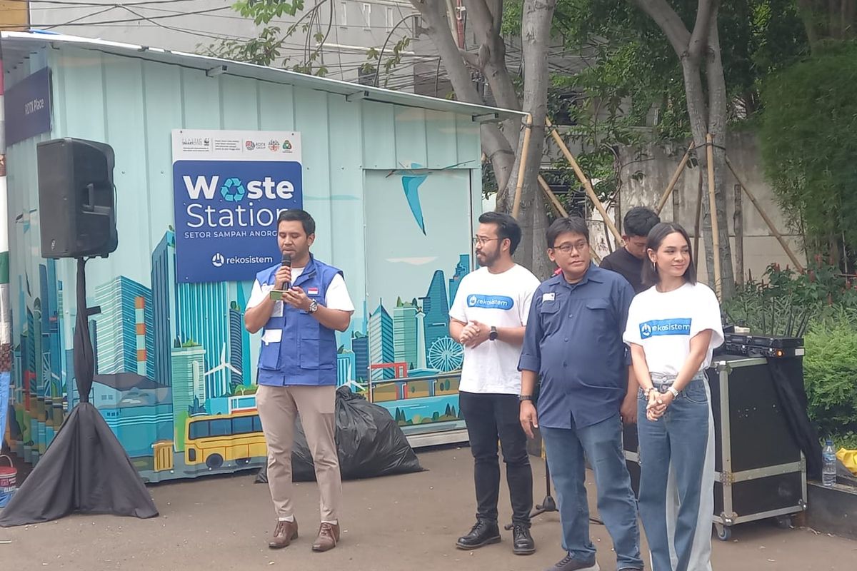 Rekosistem (PT Khazanah Hijau Indonesia) berkolaborasi dengan Yayasan WWF Indonesia (WWF-Indonesia) meresmikan Waste Station di area RDTX Place, Jakarta, Rabu (5/7/2023).