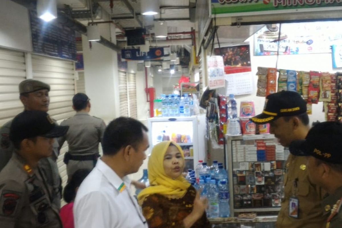 Satuan Polisi Pamong Praja merazia Blok III Pasar Senen pada Selasa (4/12/2018).