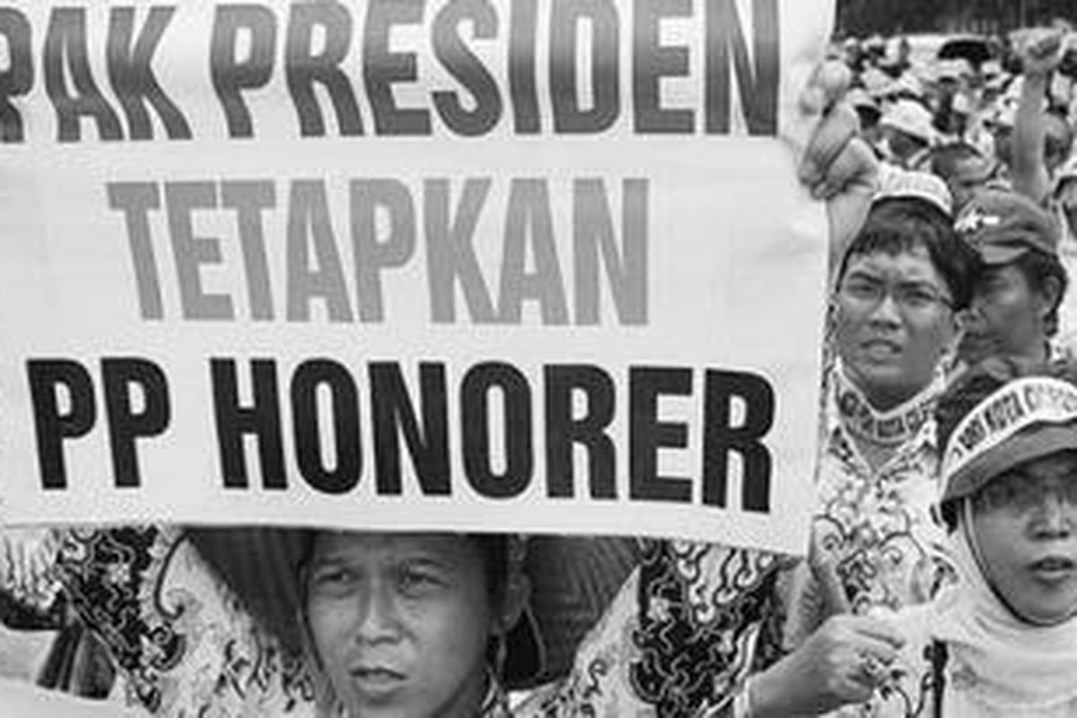 Guru honorer dan tenaga tata usaha dari sekolah di sejumlah daerah berunjuk rasa di depan Istana Negara, Jakarta, Senin (20/2). Mereka mendesak Presiden agar mengesahkan peraturan pemerintah yang mengangkat tenaga honorer menjadi pegawai negeri sipil.