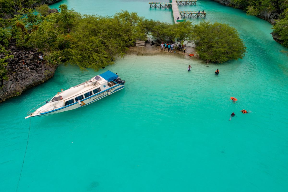 Pemandangan laguna di Pulau Baer, Kepulauan Kei, Jumat (16/3/2018). Pulau Baer berada di utara pulau Kei Kecil dan dapat dicapai menggunakan perahu cepat.