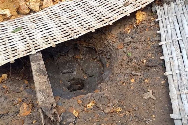 Sumur bor milik Rokib (35) di Dusun Tonaung, Desa Pandan, Kecamatan Omben, Kabupaten Sampang, Jawa Timur yang menyemburkan air dengan ketinggian hingga 20 meter Timur, telah berhenti dan semburannya menghilang. Kini semburan itu mengeluarkan bau mirip gas meskipun sangat kecil.