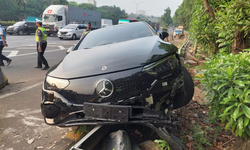 Belajar dari Kecelakaan Mobil Listrik Mercedes-Benz di Tol JORR, Tenaga Mobil Listrik Itu Instan