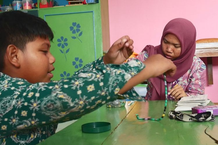 Suasana belajar mengajar di Ruang Sumber (resource room) Madrasah Ibtidaiyah (MI) Maarif NU   Desa Keji, Ungaran Barat, Kabupaten Semarang, Kamis (20/7/2017). Tiga hingga empat kali dalam sepekan   guru-guru mengajari anak-anak ABK di ruang ini sesuai tingkat kebutuhan khususnya. 