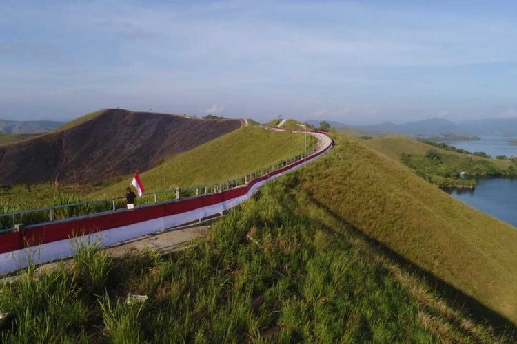 Pembentangan bendera merah putih sepanjang 700 meter di Bukit Tungkuwiri, Kampung Doyo Lama, Distrik Waibu, Kabupaten Jayapura, Papua, Minggu (15/8/2021)