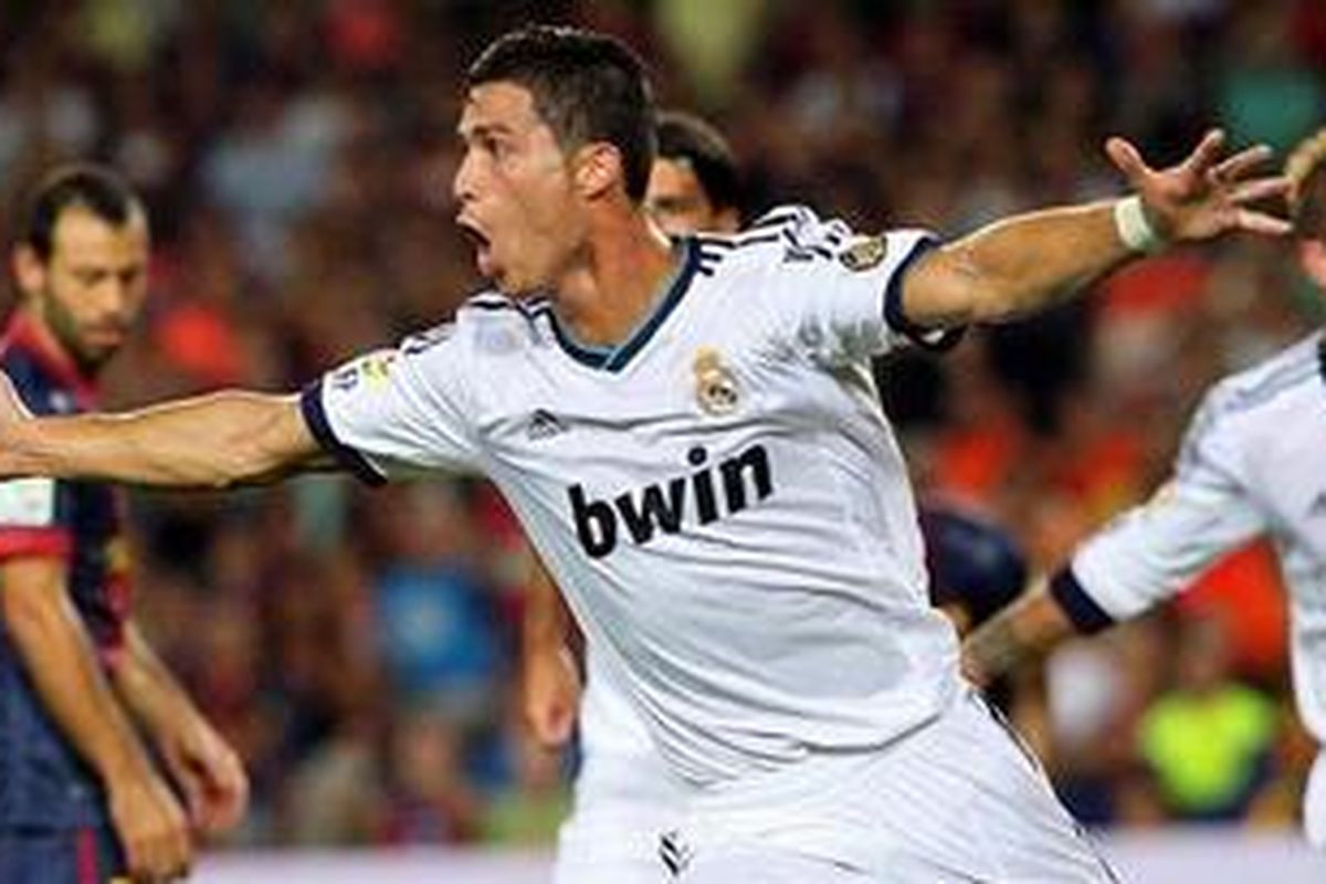 Striker Real Madrid, Cristiano Ronaldo, merayakan gol pembuka ke gawang Barcelona pada leg pertama Piala Super Spanyol 2012 di Stadion Camp Nou. Real Madrid akhirnya kalah 2-3 dari Barcelona, Kamis (24/8/2012).