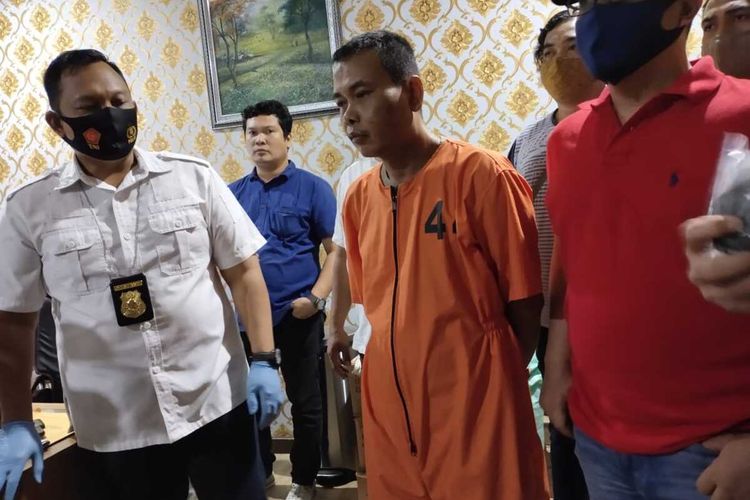 Joni alias Usman (46) salah satu pelaku perampokan mobil mewah dengan modus sebagai seorang polisi saat berada di Polda Sumatera Selatan, Rabu (1/7/2020).