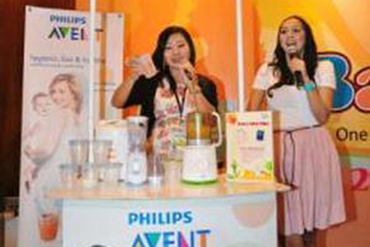 Bersama selebriti Donna Agnesia, Angel Agustina, Asisten Manager Promotion Department Philips Avent, memeragakan cara praktis membuat makanan bayi pendamping ASI dengan menggunakan Wasabi.  