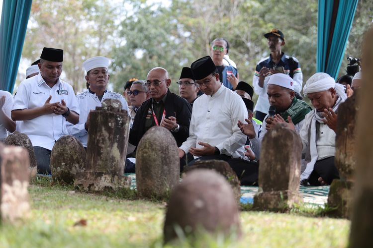 Calon presiden (capres) nomor urut 1 (satu) Anies Baswedan saat melakukan ziarah ke Makam Papan Tinggi, Barus, Tapanuli Tengah, Sumatera Utara (Sumut).
